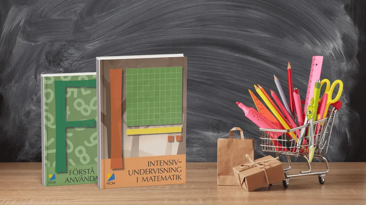 Böcker om intensivundervisning i matematik står bredvid en kundvagn med skolmaterial framför en griffeltavla.