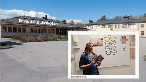 Lärare står framför tavlan i ett klassrum och håller upp ett par böcker.