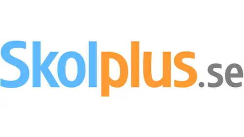 Logotyp med texten "Skolplus.se" i orange och blå bokstäver.